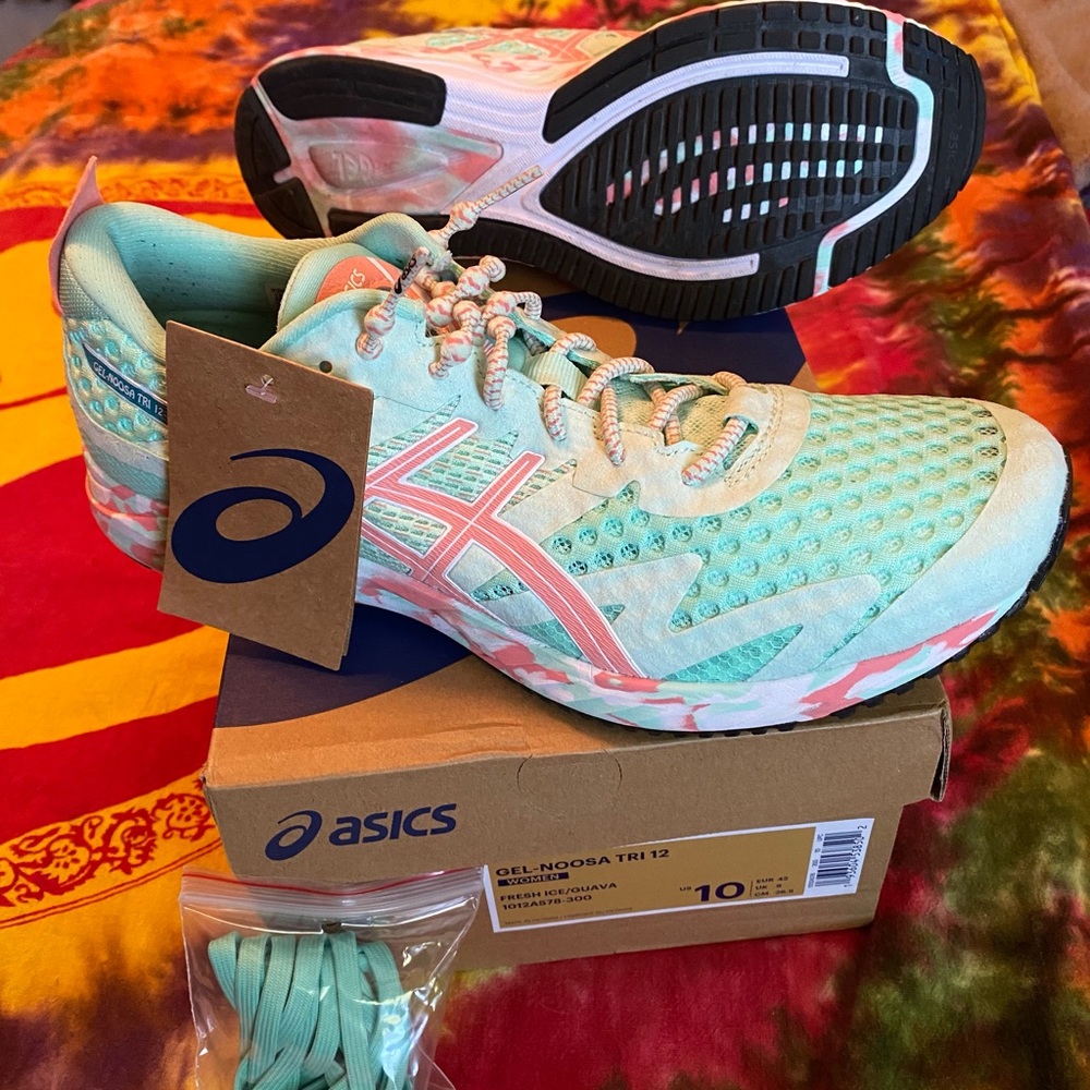 Womens Asics Gel-Noosa Tri 12 (size 10)